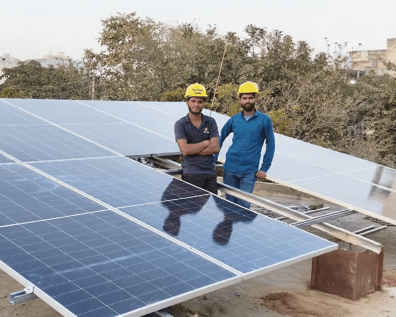 Tier-1 monocrystalline bifacial panels on a flat concrete terrace